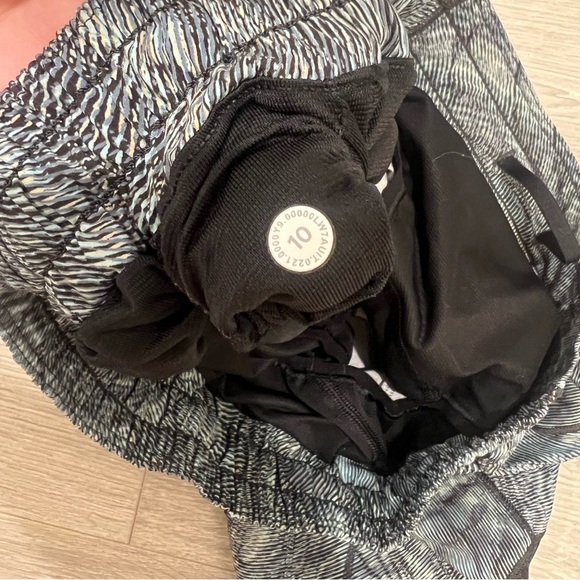 Lululemon Hotty Hot Low-Rise Lined Short - Picture 4 of 4